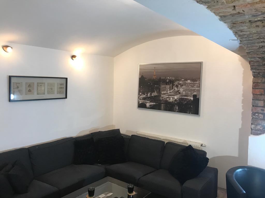 Apartment Big Homebase With Billardtable Prag